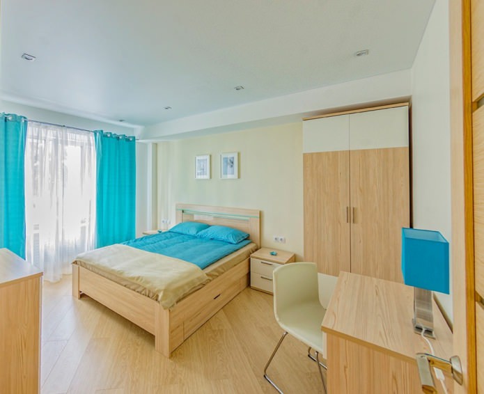 interno beige con tende turchesi con occhielli