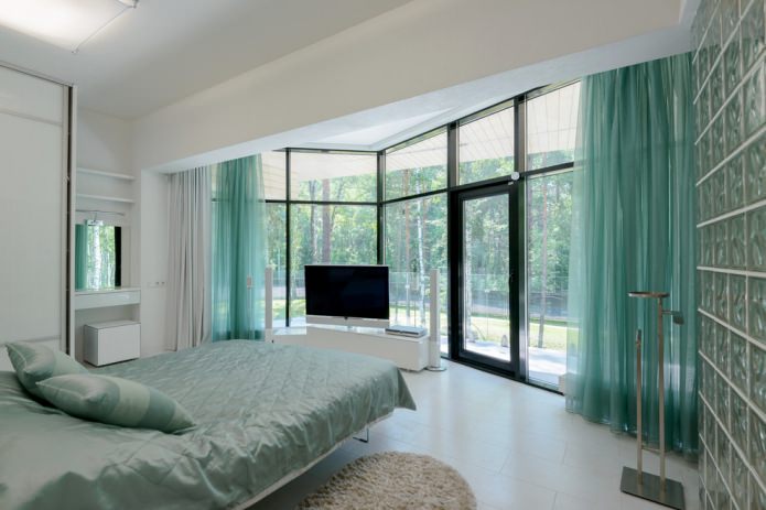 interno della camera da letto grigio-turchese con organza
