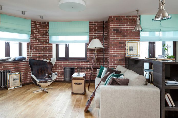 tende turchesi in una stanza in stile loft