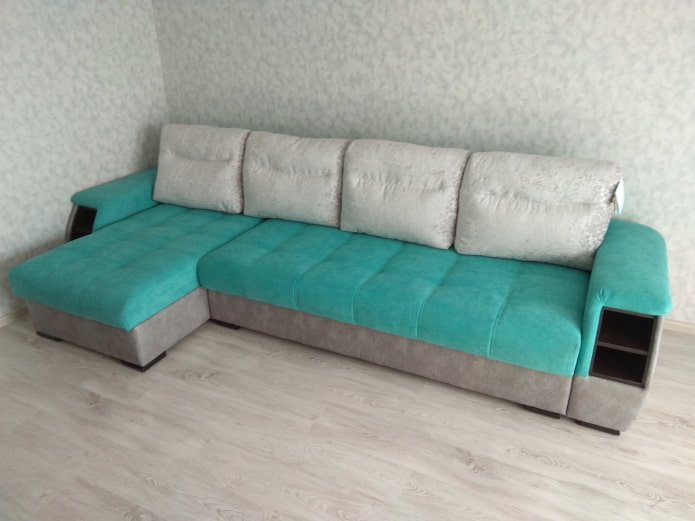 divano color grigio-turchese all'interno