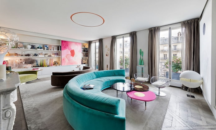 divano turchese semicircolare all'interno
