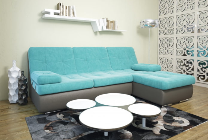 divano grigio-turchese all'interno