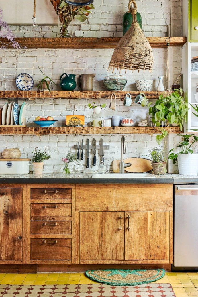muro di mattoni in cucina