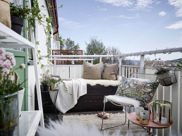 un balcone in stile boho