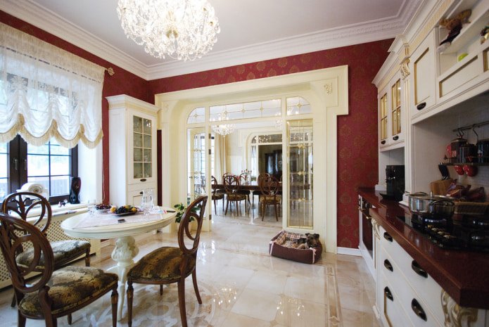 le pareti della cucina sono decorate con carta da parati bordeaux e oro