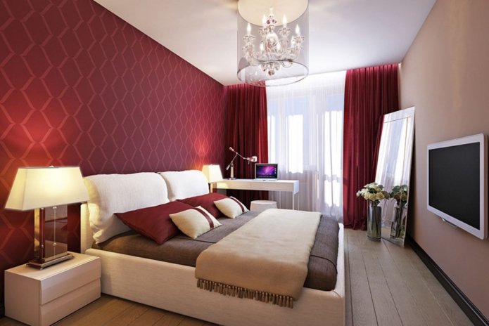 Carta da parati bordeaux con un ornamento