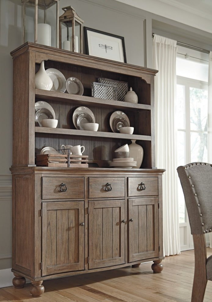 credenza con ripiani aperti