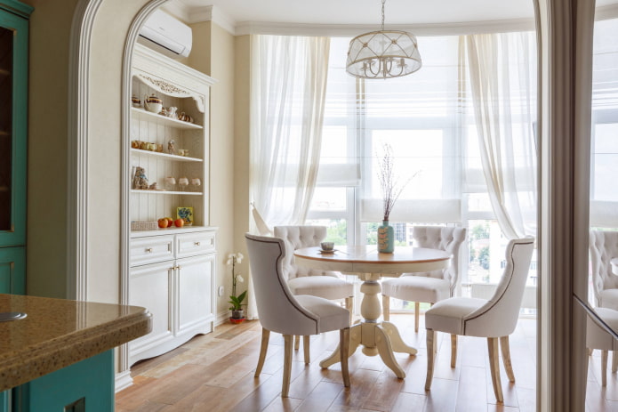zona pranzo con credenza