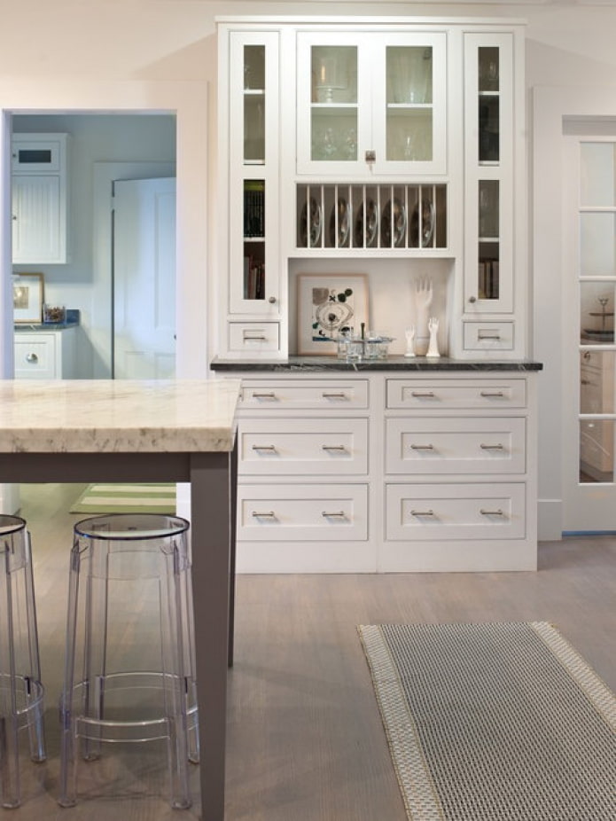 credenza alta per stoviglie