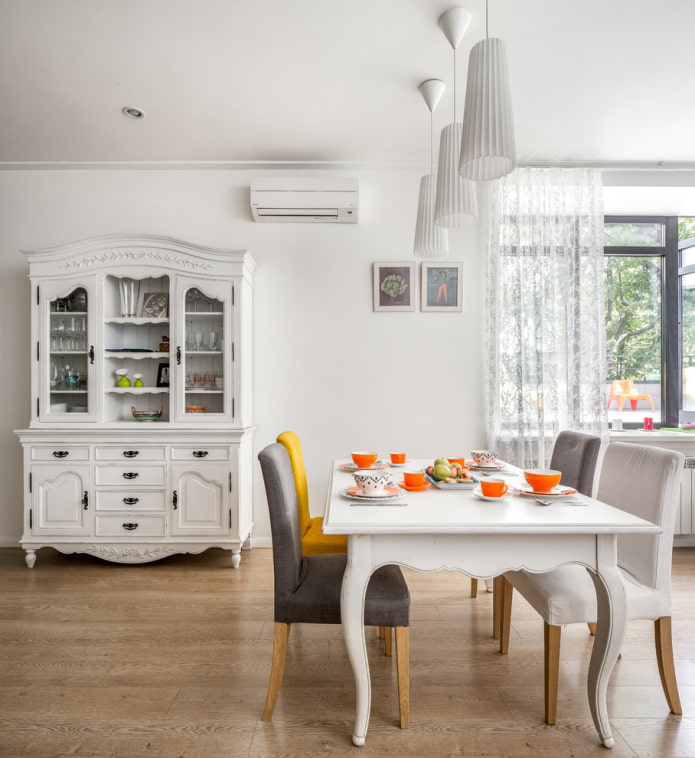 credenza bianca nella sala da pranzo