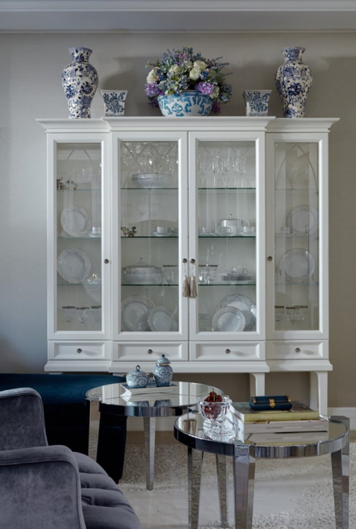credenza con ante in vetro