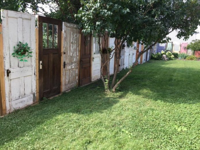 Recinzione fatta di porte