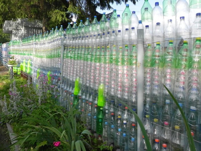 Recinzione in bottiglie di plastica