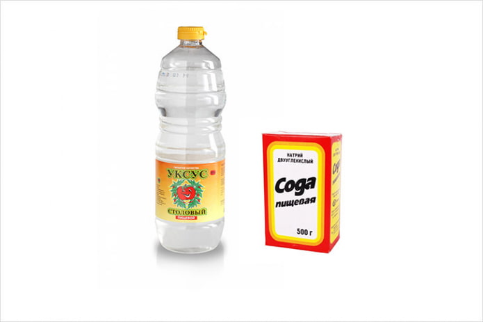 Aceto e soda per rimuovere le macchie di ruggine