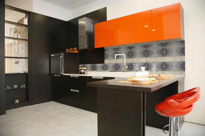 interno della cucina nei toni del nero e dell'arancione