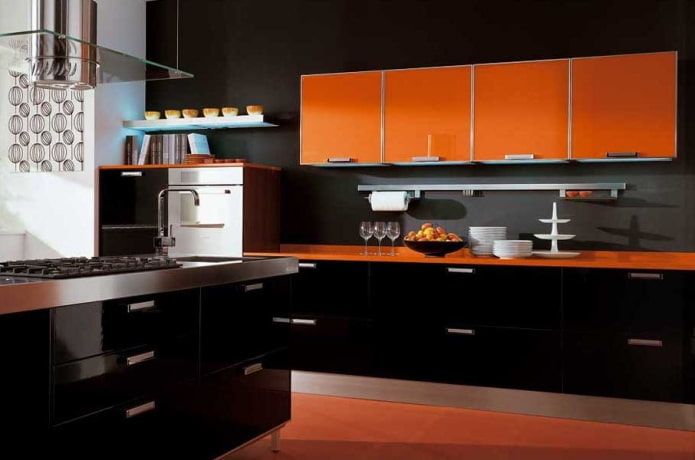 interno della cucina nei toni del nero e dell'arancione