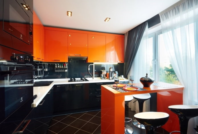 interno della cucina nei toni del nero e dell'arancione