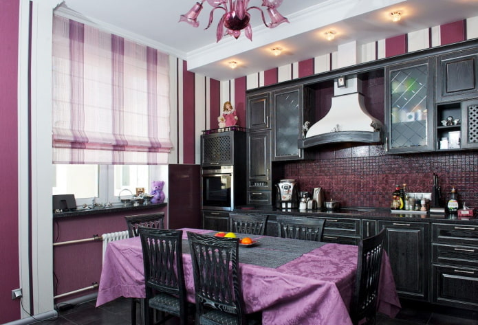 interno della cucina nei toni del nero e del viola