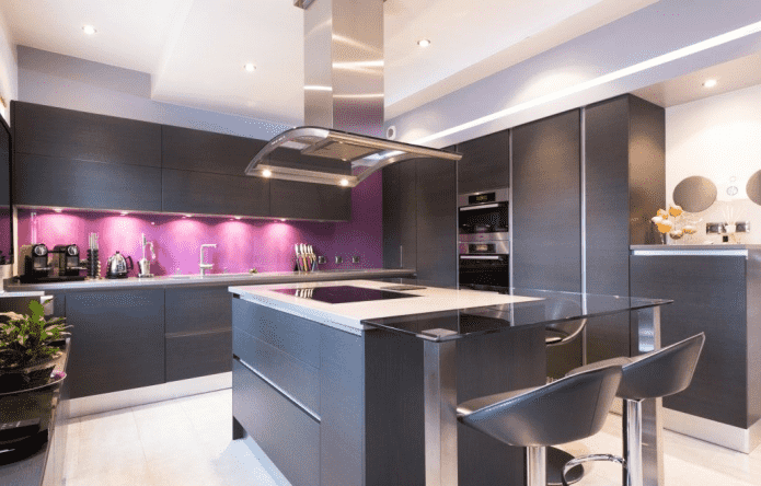 interno della cucina nei toni del nero e del viola
