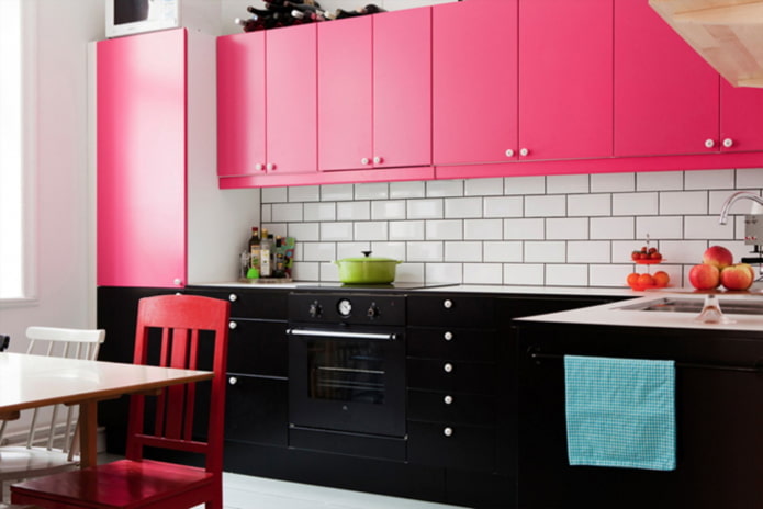 interno della cucina nei toni del nero e del rosa