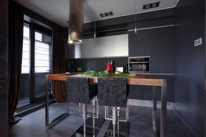 gruppo da pranzo nell'interno della cucina nei toni del nero