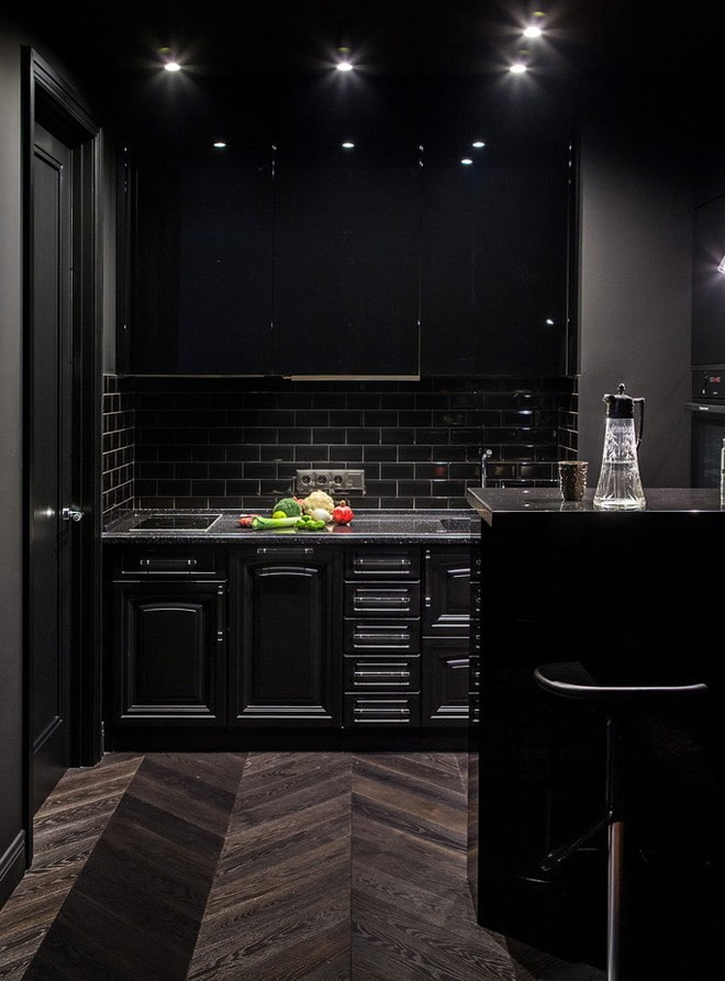 rifiniture per gli interni della cucina nei toni del nero