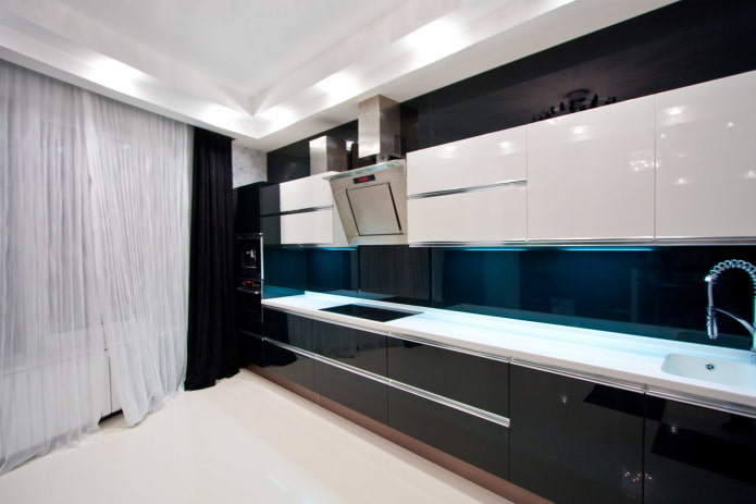 tende nell'interno della cucina nei toni del nero