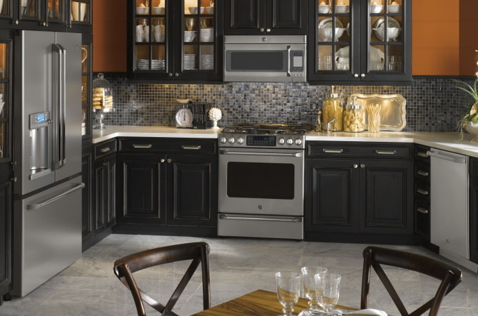 elettrodomestici nell'interno della cucina nei toni del nero
