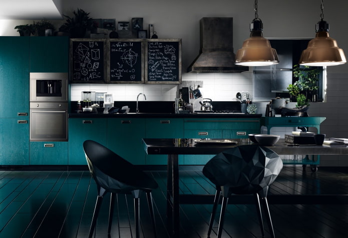 interno della cucina nei toni del nero e del turchese