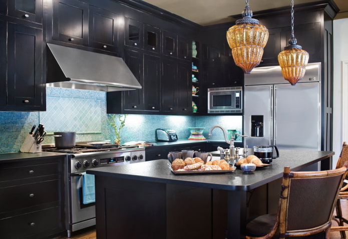 set da cucina nero e grembiule blu