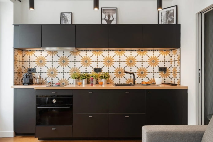 set da cucina nero con grembiule bianco e giallo