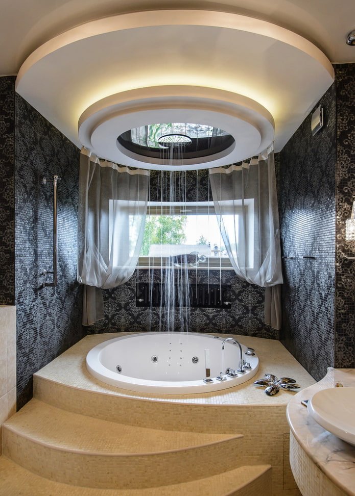 decorazione della parete con mosaici con motivi