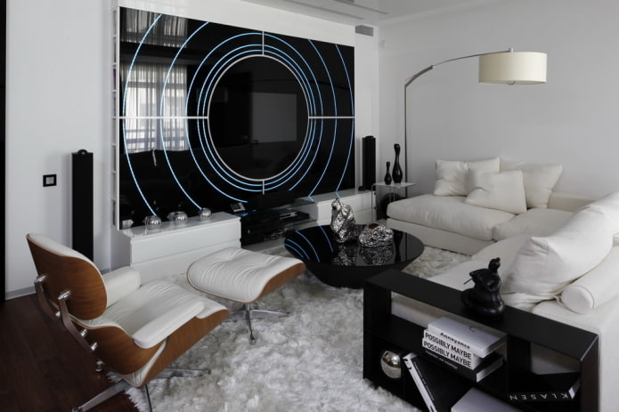 illuminazione e arredamento del soggiorno nei toni del bianco e del nero