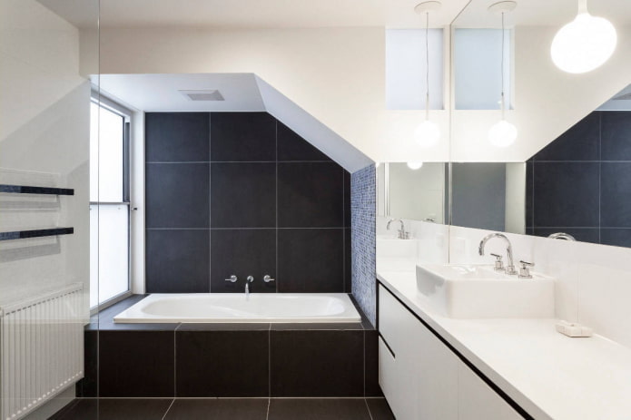 bagno bianco e nero con nicchia