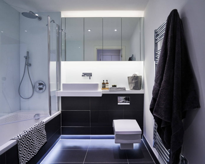 Bagno bianco e nero con illuminazione a LED