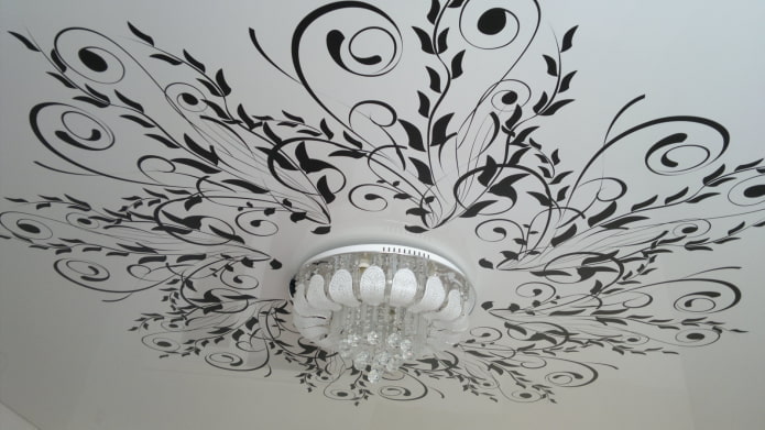 soffitto bianco con motivo nero