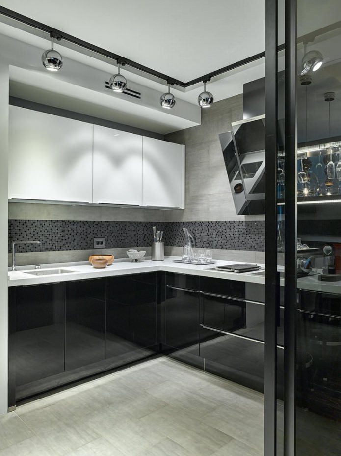 Progetto di una piccola cucina con set nero