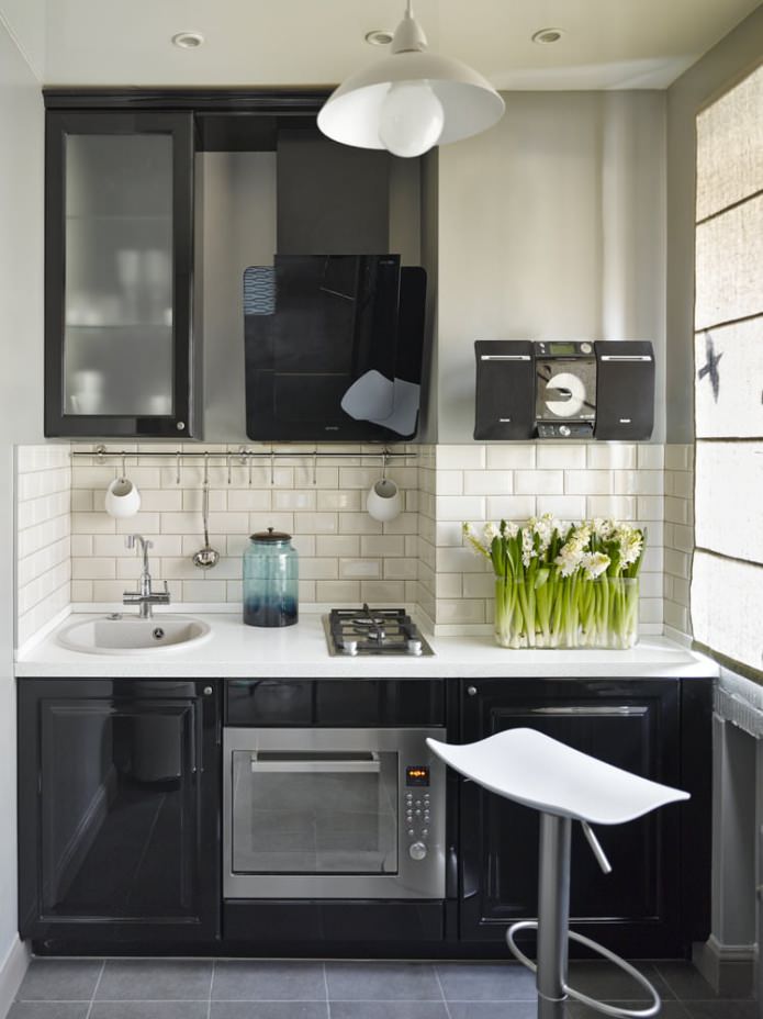 Progetto di una piccola cucina con set nero