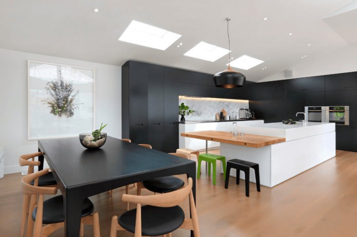 moderno set nero nell'interno della cucina