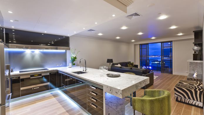interno cucina con mobili neri
