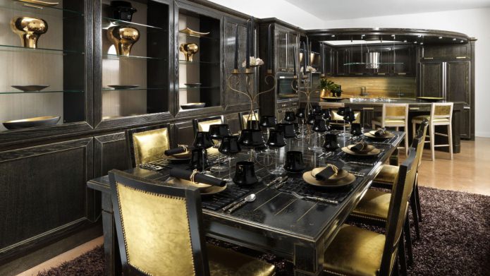 set da cucina in legno nero in stile classico