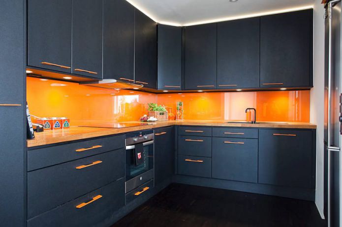 Set angolare nero con grembiule arancione
