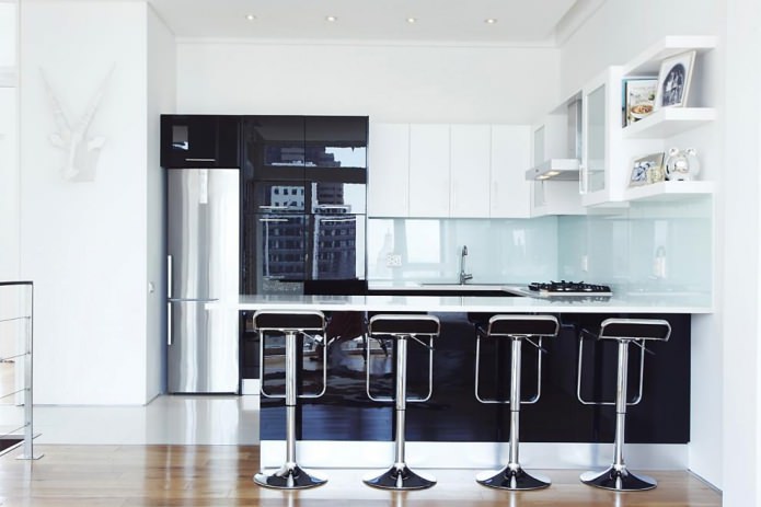 Cucina in bianco e nero con bancone bar