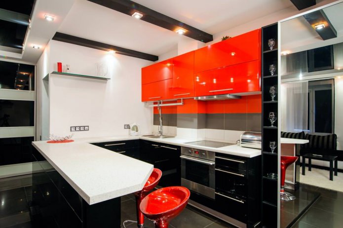 Set da cucina nero e arancione con bancone bar