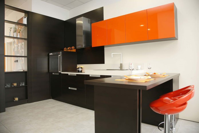 Set da cucina nero e arancione con bancone bar