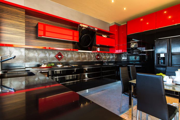 Set da cucina nero e rosso in un interno di cucina moderna