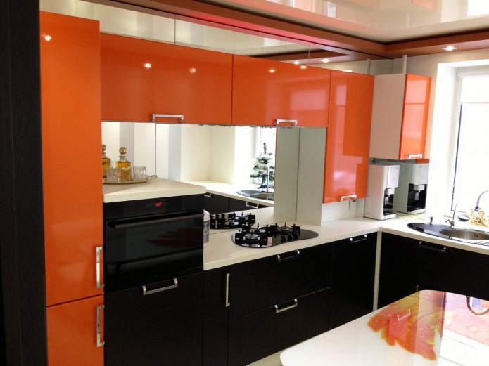 Set da cucina nero e arancione