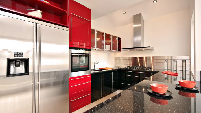 cucina con set nero e rosso