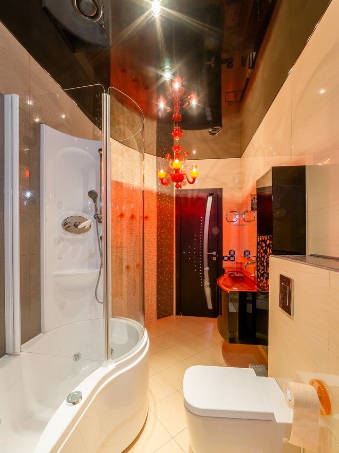 soffitto teso nero lucido in bagno