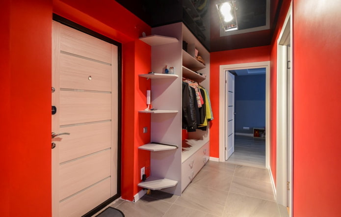 soffitto teso nero lucido nel corridoio